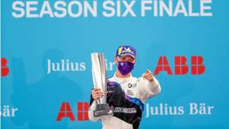 Maximilian Günther levanta o troféu da terceira corrida na etapa de Berlim da Fórmula E