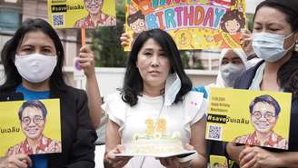 Sitanan celebra aniversário de de 38 anos de Wanchelearm em frente à embaixada do Cambodja em Bangkok, em 11 de agosto