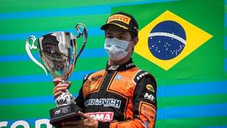 Felipe Drugovich comemora vitória na Espanha pela Fórmula 2