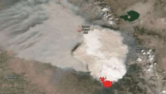 Nuvem 'artificial' em decorrência dos incêndios foi captada por satélites da Nasa