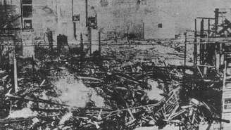 Sede de uma empresa produtora de arroz, Suzuki Shoten, queimada por manifestantes na cidade Kobe em 1918
