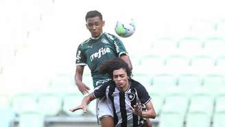 Michel em ação pelas categorias de base do Palmeiras. Defensor assinou vínculo profissional (Divulgação/Palmeiras)