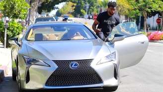 Chadwick Boseman com um de seus Lexus: única paixão cara revelada pelo ator era por carros luxuosos 