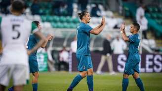 Ibra fez o primeiro gol da vitória contra o Shamrock Rovers (Divulgação/Milan)