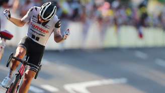 Kragh Andersen vibra. Pela segunda vez na edição 2020 do Tour de France ele chega em primeiro (T. Camus/AFP)