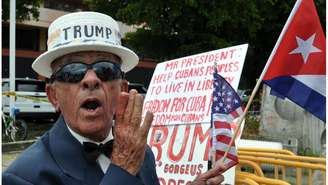 Simpatizante de Trump em Miami, em foto de 2017; retórica dura ddo presidente contra Cuba lhe dá popularidade entre os cubano-americanos