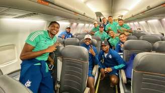 Jogadores do Flamengo posram sem máscara para foto dentro de avião