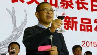 Zhong Shanshan, criador e proprietário de uma empresa de água engarrafada chamada Nongfu Spring, desbancou o fundador do Alibaba, Jack Ma, como a pessoa mais rica da China