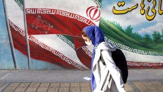 De acordo com as autoridades iranianas, o Irã já enfrenta sua 'terceira onda' de casos de coronavírus