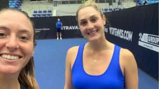 Luisa Stefani tira selfie com Gabriela Dobrawski, sua companheira no torneio de Ostrava