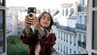 Série 'Emily in Paris' traz protagonista intepretada por Lily Collins, uma jovem americana que se muda para a capital francesa a trabalho