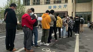 Centenas de pessoas fazem filas na cidade chinesa de Yiwu para receber vacinas em caráter emergencial