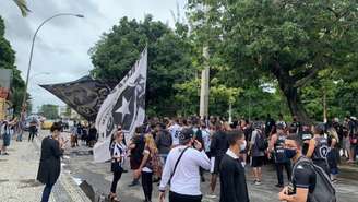 Torcida do Botafogo protesta em General Severiano neste sábado (Foto: LANCE!)