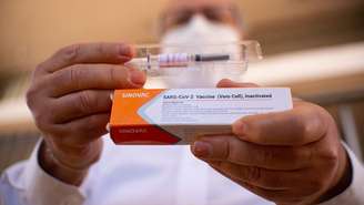 A Anvisa mandou interromper os testes no Brasil com a vacina desenvolvida pela empresa chinesa Sinovac