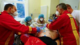 Equipe médica trata paciente com suspeita de Covid-19 em hopital em Berlim
20/10/2020
REUTERS/Fabrizio Bensch
