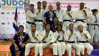 Seleção Brasileira de judô comemora título do Pan por equipes, em Guadalajara (Foto: Divulgação/CBJ)