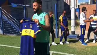 Gabigol recebeu a camisa do Boca Juniors, com o nome do atacante Carlos Tévez (Foto: Reprodução Flamengo)