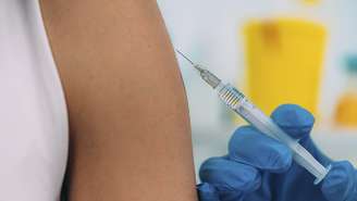 Mulher prestes a ser vacinada