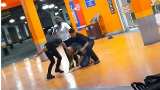Imagem de agressão no Carrefour, com três funcionários ao redor de Beto Freitas; caso foi comparado com o de George Floyd, sufocado por policiais nos EUA