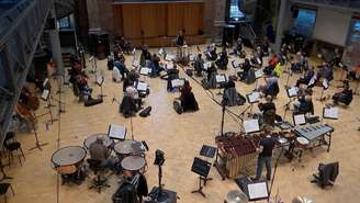 Orquestra sinfônica de Londres faz ensaio com distanciamento social por causa da pandemia de Covid-19
24/11/2020 REUTERS/Stuart McDill