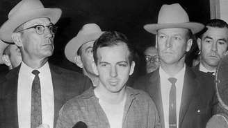 Lee Harvey Oswald durante uma coletiva de imprensa após sua prisão em Dallas