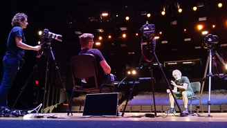 Profissionais de várias áreas que atuam nos bastidores do teatro contam o que fizeram, viram e sentiram