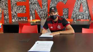 Fabrício Yan assinou o primeiro contrato profissional com o Flamengo (Foto: Divulgação)