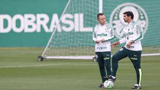 Abel Ferreira e Andrey Lopes conversam na Academia de Futebol (Foto: Cesar Greco/Palmeiras)