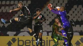 Vasco entrou em campo sob pressão, e com mudanças na equipe (BRUNA PRADO / POOL / AFP)