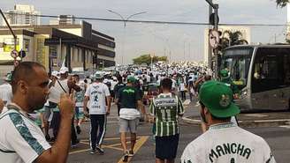 Torcedores do Palmeiras caminham para o Allianz Parque