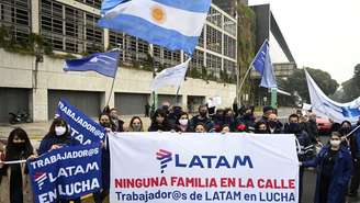 Funcionários da Latam Argentina fizeram protesto em Buenos Aires após a companhia anunciar fim de operações domésticas no país em julho de 2020