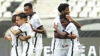 Gustavo Silva, Jô e Cazares estão garantidos mais uma vez no ataque titular (Foto: Rodrigo Coca/Ag. Corinthians)