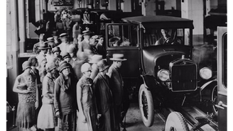 Após 102 anos no Brasil, Ford decidiu interromper a produção no país; imagem mostra visita à fábrica em São Paulo, em 1922