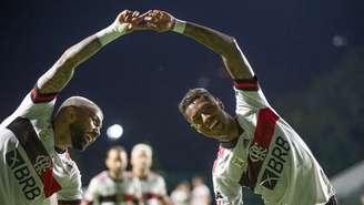 Gabigol e Bruno Henrique comemoram gol sobre o Goiás (Foto: Alexandre Vidal/Flamengo)