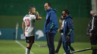 Ceni conversa com Diego durante a partida (Alexandre Vidal / Flamengo)