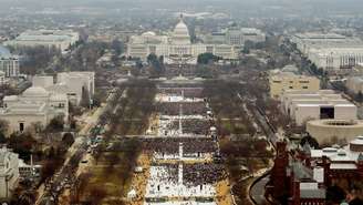 Multidão de pessoas no gramado diante do Capitólio, em Washington, durante a cerimônia de posse de Donald Trump em 20 de janeiro de 2017