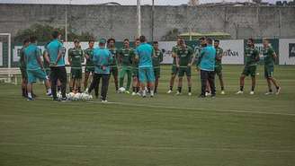 Jogadores do Coritiba recebem instruções em treinamento para o jogo contra o São Paulo