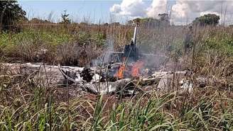 Avião com delegação do Palmas cai no Tocantins e deixa seis mortos.