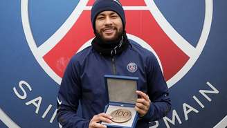 Neymar coleciona títulos, medalhas, gols e uma vida repleta de polêmicas e confusões