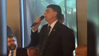 O presidente Jair Bolsonaro ataca a imprensa em discurso para convidados em churrascaria em Brasília