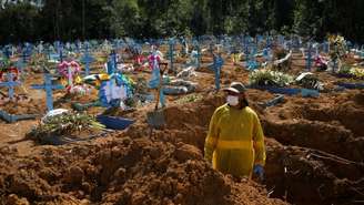 Covas sendo abertas em cemitério de Manaus, em 31 de dezembro de 2020; Brasil registrou quase 195 mil mortes por covid-19 no ano passado