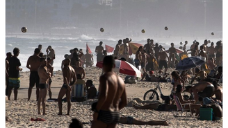 Praias do Brasil têm ficado constantemente lotadas mesmo com recomendações de distanciamento social