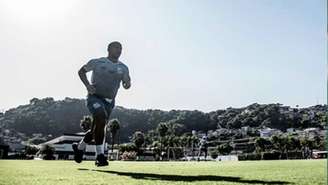 Carlos Sánchez voltou a treinar no gramado nesta terça-feira (Foto: Ivan Storti/SantosFC)