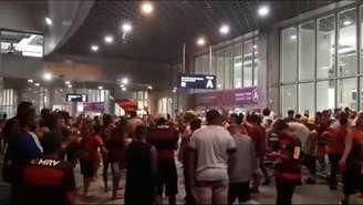  Elenco foi recepcionado com muita festa no início da manhã desta sexta em sua volta ao Rio de Janeiro