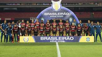 Pepê e Gomes, lado a lado na foto posado do título, são apostas para o Carioca (Foto: Alexandre Vidal / Flamengo)