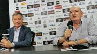 O presidente Andrés Rueda apresentou o técnico Ariel Holan nesta segunda (Foto: Twitter Santos FC)