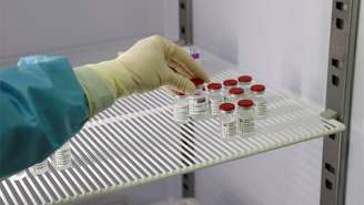 AstraZeneca alega estar enfrentando problemas de produção de sua vacina