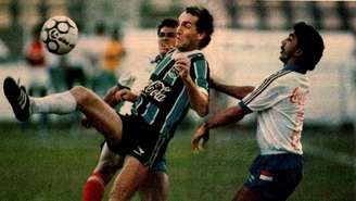Com a camisa do Grêmio, Cuca atou por mais de quatro temporadas e marcou gols decisivos (Foto: Reprodução)