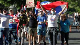 Manifestantes incluem profissionais de saúde e familiares de vítimas de covid