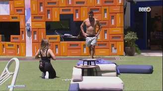 Carla Diaz se ajoelhou para Arthur assim que retornou ao BBB 21